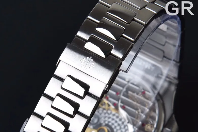 【Top Replica】💰12400! 🐯The new product of GR Factory this year is the real king Patek Philippe President 5712 Tiffany Blue! Patek co-branded Tiffany global limited edition! 5712GR "King of Steels" is shocking! Equipped with the new super all-in-one computer Cal.240 PS IRM C LU. The whole movement has 265 parts, the movement gems are of the same color and original pigeon blood, flat hairspring, 21600 vibrations per hour Gyromax balance wheel with adjustment weight, stable and error-free. Ultra-thin case, the thickness is 0.95cm thickest in its class on the market, second only to the original thickness. The newly revised stainless steel strap, the hinge part is developed based on the disassembly of the real Patek Philippe Nautilus stainless steel strap. It has the same fitting effect as the original product, killing all copies on the market. The opening and closing angle of the hinge is the same as the original product, and the locking sound is the same as the original product. The "Tiffany Blue" surface of the GR factory is infinitely close to the original version, and it is even more outstanding! Let us GRactory create greater glory in the Year of the Tiger. The first batch is limited, so hurry up and customize it.